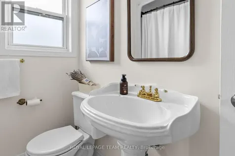 1215 Emperor Avenue Ottawa ON K1Z 8C3