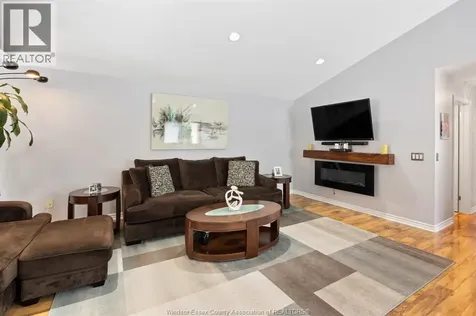 1582 Heatherglen Tecumseh ON N8N 5B4