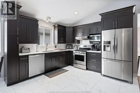 1582 Heatherglen Tecumseh ON N8N 5B4