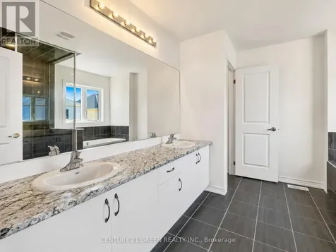 41 Durham Avenue Barrie ON L9J 0W7