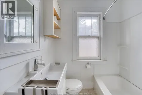 135 Oak Street Windsor ON N9A 5E5