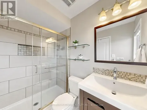 32 Beaverbrook Crescent Vaughan ON L6A 3T3