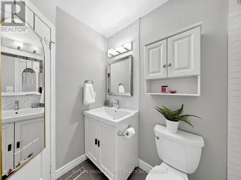 32 Beaverbrook Crescent Vaughan ON L6A 3T3