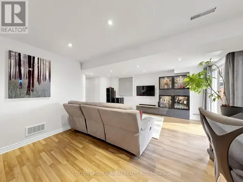 32 Beaverbrook Crescent Vaughan ON L6A 3T3