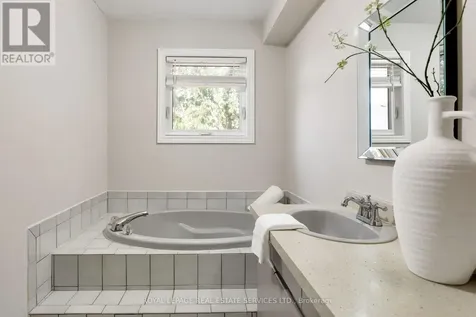 2006 Glenada Crescent Oakville (wc Wedgewood Creek) ON L6H 5R9