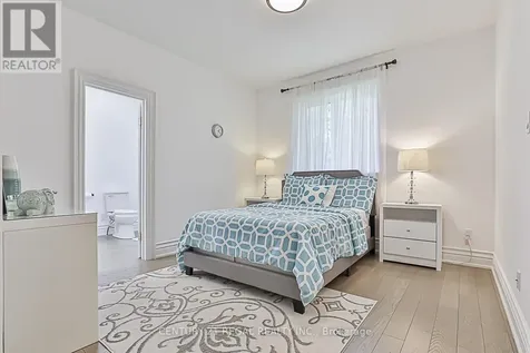 16 Lake Woods Drive Whitchurch-stouffville ON L4A 1P9