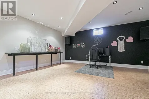 16 Lake Woods Drive Whitchurch-stouffville ON L4A 1P9