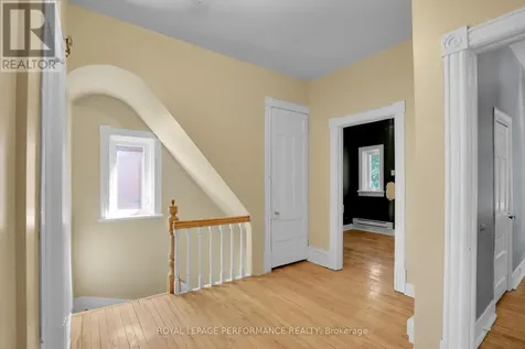 205 Flora Street Ottawa ON K1R 5R6