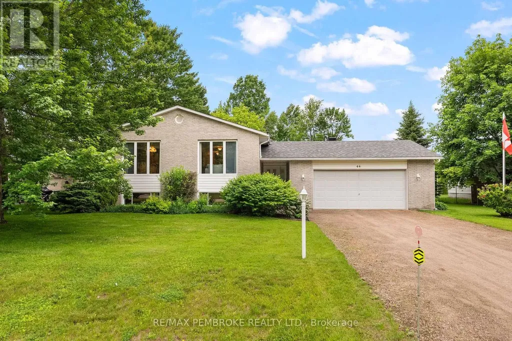 44 Ravenwood Crescent Petawawa ON K8H 3N1