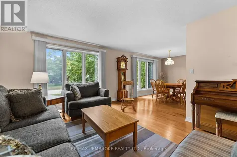44 Ravenwood Crescent Petawawa ON K8H 3N1