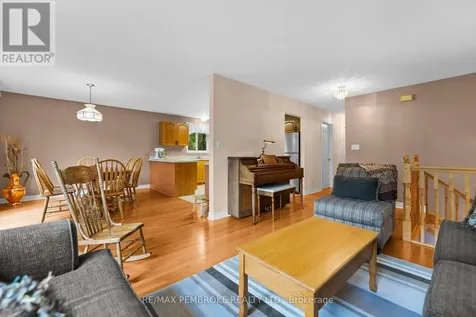 44 Ravenwood Crescent Petawawa ON K8H 3N1