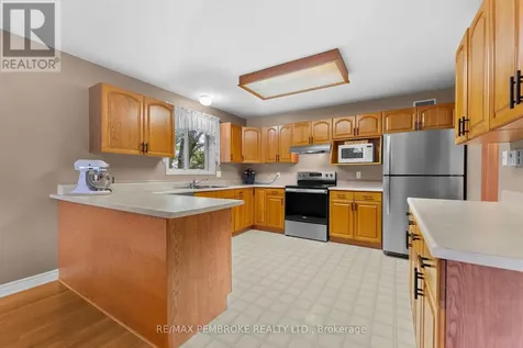 44 Ravenwood Crescent Petawawa ON K8H 3N1