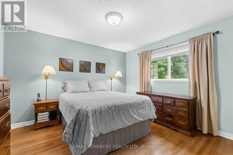 44 Ravenwood Crescent Petawawa ON K8H 3N1