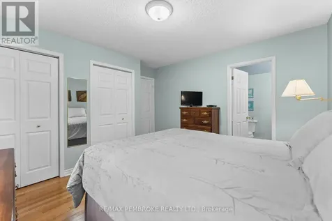 44 Ravenwood Crescent Petawawa ON K8H 3N1