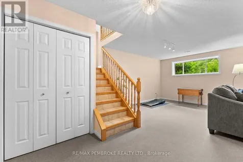 44 Ravenwood Crescent Petawawa ON K8H 3N1