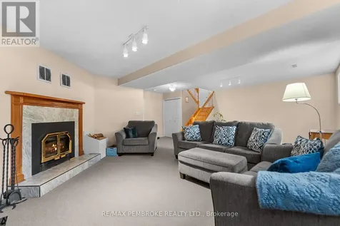 44 Ravenwood Crescent Petawawa ON K8H 3N1