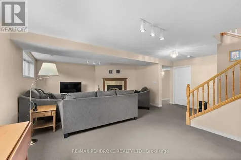44 Ravenwood Crescent Petawawa ON K8H 3N1