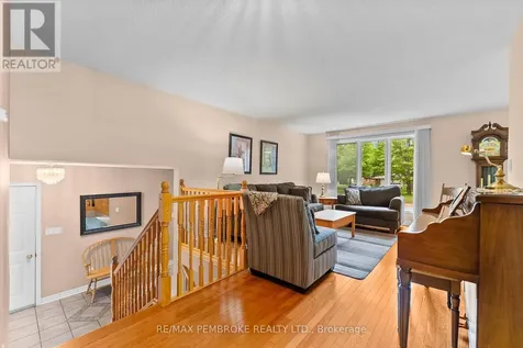 44 Ravenwood Crescent Petawawa ON K8H 3N1