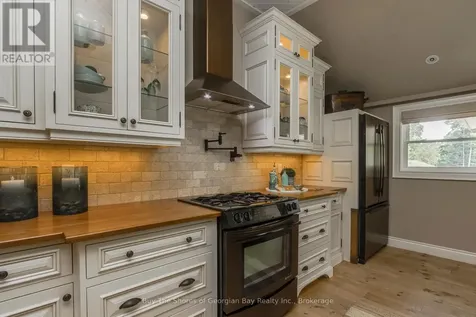 40 Polish Avenue Penetanguishene ON L9M 1W7
