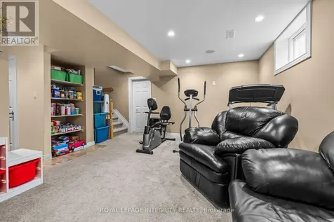 25 Crystal Park Crescent Ottawa ON K2C 3Z8