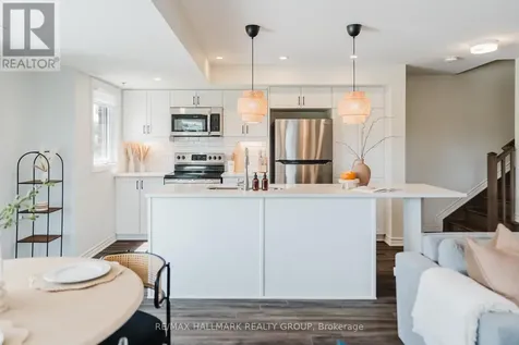 583 Takamose Private Ottawa ON K1K 4Z4
