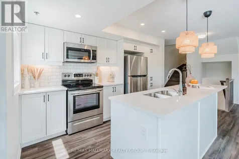 583 Takamose Private Ottawa ON K1K 4Z4