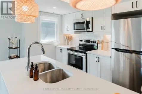 583 Takamose Private Ottawa ON K1K 4Z4
