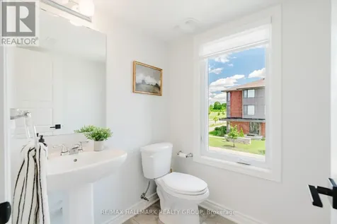 583 Takamose Private Ottawa ON K1K 4Z4