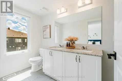 583 Takamose Private Ottawa ON K1K 4Z4