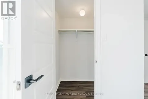 583 Takamose Private Ottawa ON K1K 4Z4