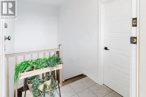 583 Takamose Private Ottawa ON K1K 4Z4