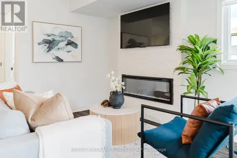 583 Takamose Private Ottawa ON K1K 4Z4