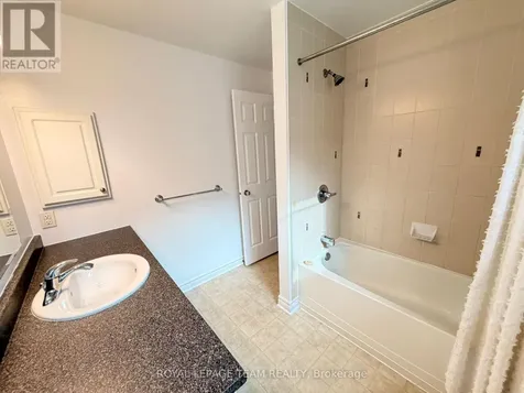 236 Paseo Private Ottawa ON K2G 4N7