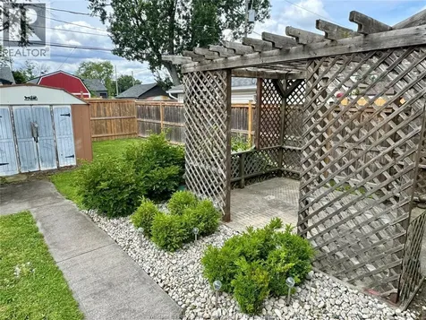 2163 Wellesley Avenue Windsor ON N8W 2E8