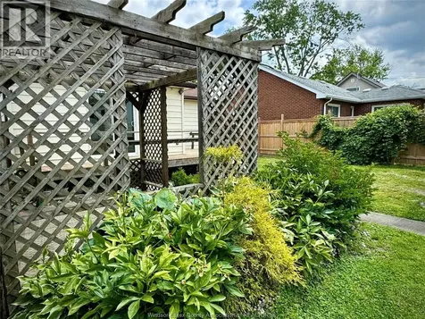 2163 Wellesley Avenue Windsor ON N8W 2E8