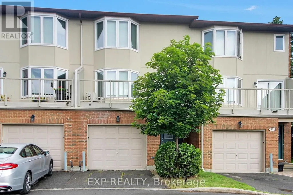 40 Huntview Private Ottawa ON K1V 0M5