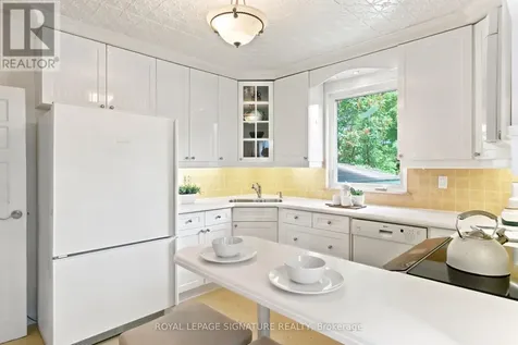 146 Gloucester Grove Toronto (oakwood Village) ON M6C 2B1
