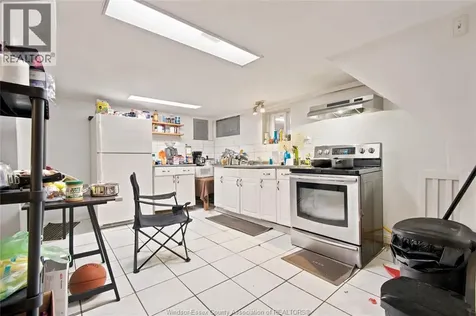 542 Victoria Avenue Windsor ON N9A 3M8