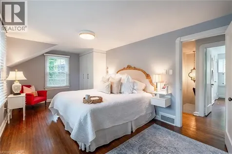 32 Park Avenue Oakville ON L6J 3X8