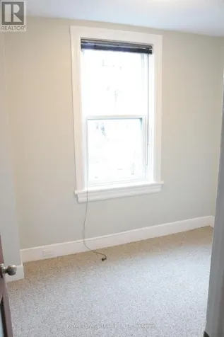 35 Ivy Crescent Ottawa ON K1M 1Y1