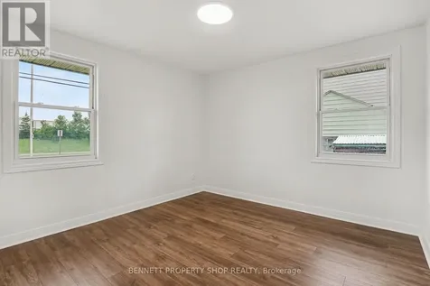 1305 Avenue N Avenue Ottawa ON K1G 0A7