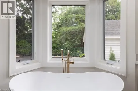 21 Second Street Oakville ON L6J 3T1