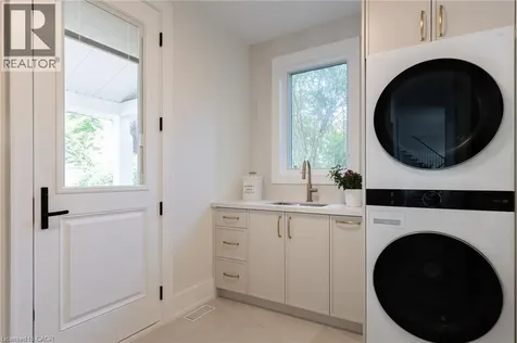 21 Second Street Oakville ON L6J 3T1