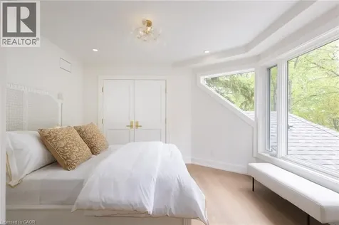 21 Second Street Oakville ON L6J 3T1