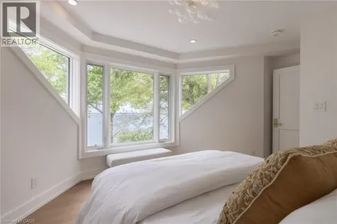 21 Second Street Oakville ON L6J 3T1