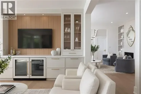21 Second Street Oakville ON L6J 3T1