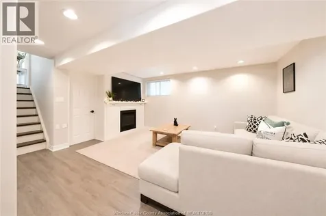 3939 Longfellow Windsor ON N9G 2B4