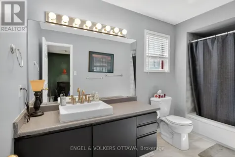 6592 Windsong Avenue Ottawa ON K1C 6M9