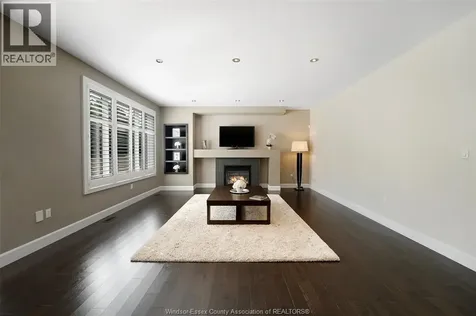 6181 Silver Maple Lasalle ON N9H 0C1
