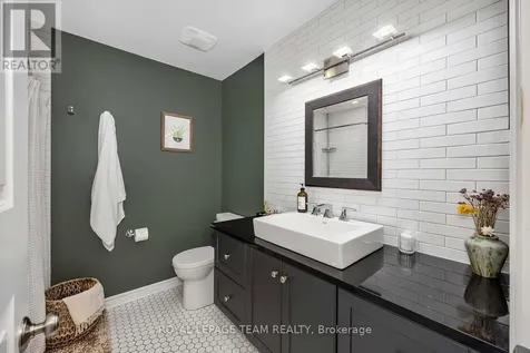 215 Booth Street Ottawa ON K1R 7V4